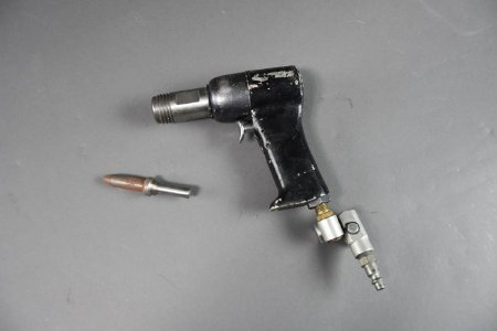 Pneumatic rivet gun and blank rivet