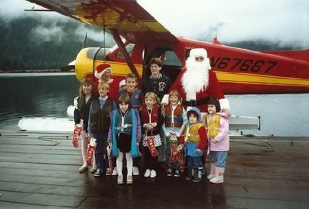 Gildersleeve camp kids with Santa and Mrs. Clause