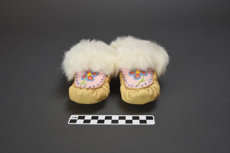 Child's moccasins - with cm size target