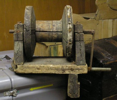 Wood winch with hand crank