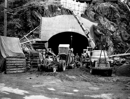 Tunnel construction - pouring concrete